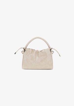 Beige Handtasche mit einem gesteppten Design, weicher Textur, runder Handhabung und kontrastierenden silbernen Hardware-Akzenten. Markennamen auf der Vorderseite geprägt.