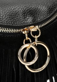 Borsa in pelle nera con dettagli frangiati, zip in tono oro e accenti con doppio anello, caratterizzata da una finitura testurizzata e un design elegante.