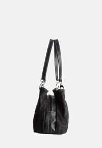 Musta käsilaukku, jossa on yhdistelmä mokkaa ja teksturoitua nahkaa, kahdella lyhyellä hihnalla ja tyylikkäällä vetoketjuyksityiskohdalla sivussa.