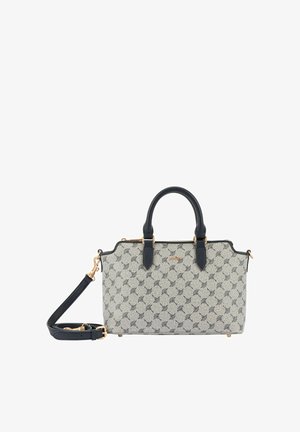 Šedá a černá kabelka se vzorem, černými rukojeťmi a odnímatelným ramenním popruhem, s hardwarem ve zlaté barvě a zapínáním na zip.