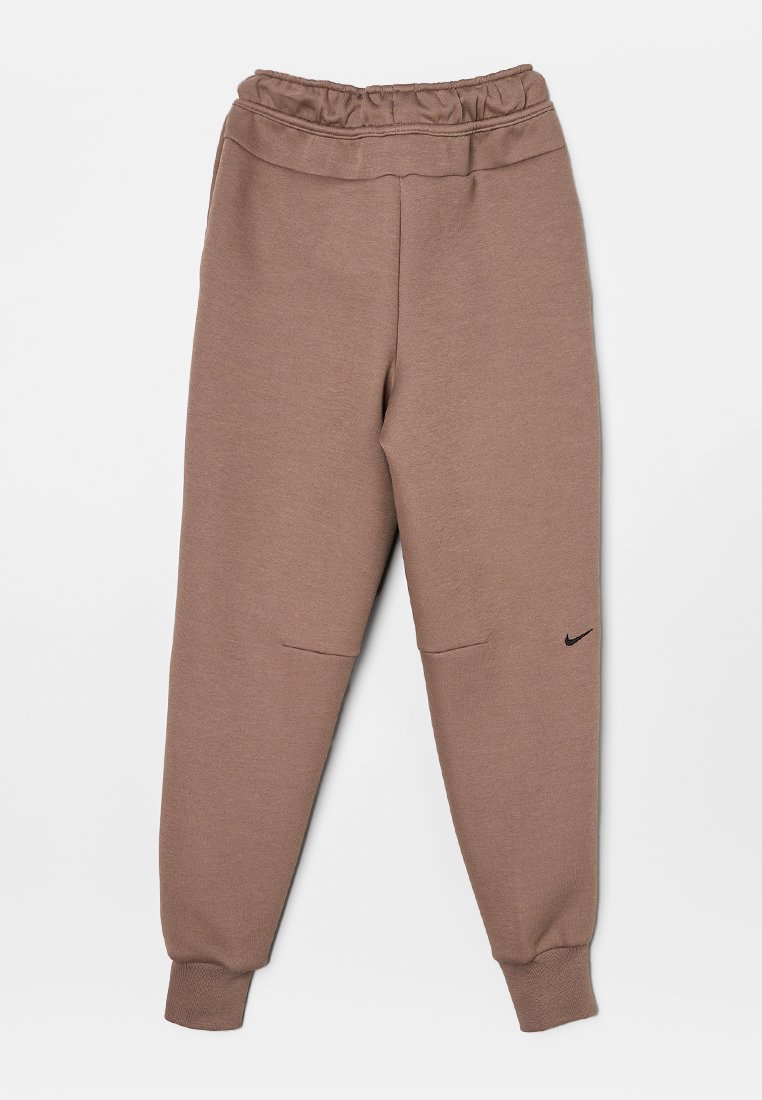Pantalones de chándal marrones con cintura elástica, tobillos acampanados y dos bolsillos frontales. Presenta un pequeño logo negro de Nike en el lado izquierdo.