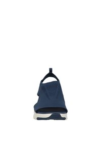 Sandalo atletico blu navy con parte superiore in maglia traspirante, design con punta aperta e un linguetta sul tallone. La suola bianca aggiunge contrasto e grip.