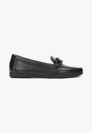 Mocassin en cuir noir avec un petit talon, une couture moc toe et un détail décoratif en chaîne noire sur le dessus.
