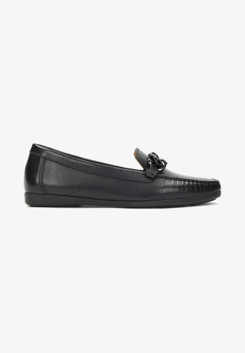 Mocassin en cuir noir avec un petit talon, une couture moc toe et un détail décoratif en chaîne noire sur le dessus.