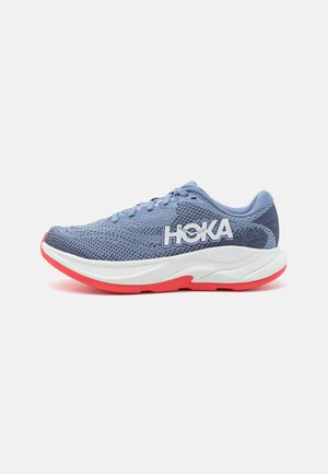 Baskets de course bleu clair avec tige en maille, semelle intermédiaire blanche contrastante et semelle extérieure corail vif. Présente le logo HOKA sur le côté.