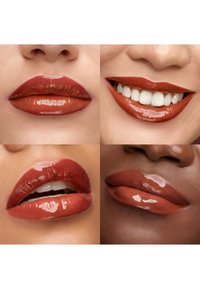 Colori delle labbra in tonalità di arancione bruciato e terracotta, con finiture lucide e opache su diverse forme di labbra.