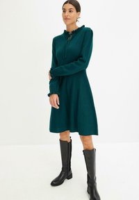 bonprix Strickkleid - green