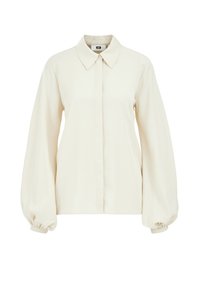 Crème-kleurige blouse met lange mouwen en een spitse kraag, met een verborgen knoopsluiting en met pofmouwen die bij de manchetten zijn gathered.