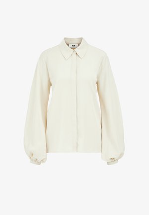 Cremefarvet langærmet bluse med spids krave og skjult knapstolpe, med puffede ærmer samlet ved manchetterne.