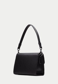 Svart läderhandväska med en texturerad yta, strukturerad form och vävda detaljer längs kanterna. Har en enda axelrem.