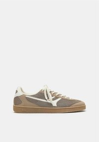 Baskets basses avec panneaux en daim beige et en mesh, accents blancs, lacets blancs et semelle en gomme.