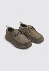 Scarpe in suede marrone con punta arrotondata, cuciture decorative e una fodera a contrasto. Presentano una suola in gomma e un design con lacci.