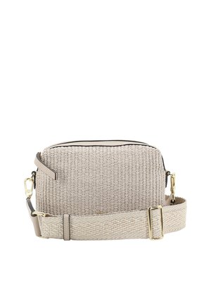 Beige gewebte Umhängetasche mit breitem, verstellbarem Riemen und goldfarbenen Beschlägen, rechteckige Form mit Reißverschlussverschluss.