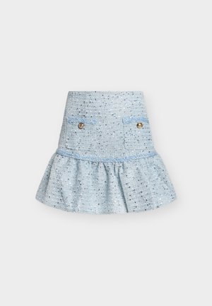 Mini-jupe en tweed bleu clair avec ourlet évasé, deux poches avant et détails de boutons dorés.