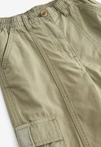 Khaki cargoshorts met een elastische tailleband en knoopsluiting, voorzien van zijzakken en een gestructureerde stof met zichtbare stiksels.