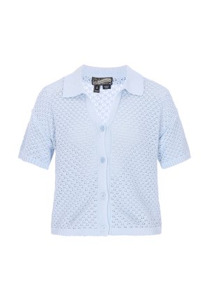 Cárdigan corto de manga corta color azul claro tejido, con cuello y botones delanteros, con un patrón calado y puños y dobladillo acanalados.