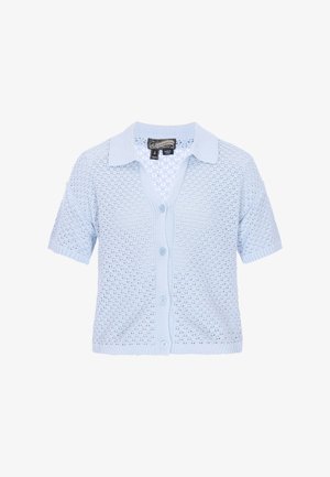 Cárdigan corto de manga corta color azul claro tejido, con cuello y botones delanteros, con un patrón calado y puños y dobladillo acanalados.