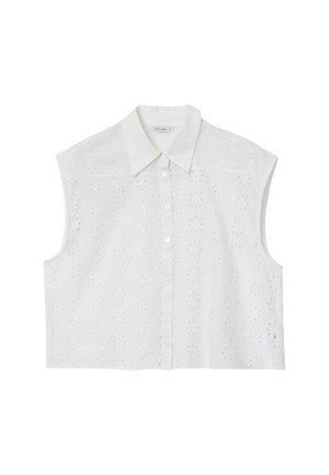 Blouse sans manches blanche avec un devant à boutons, présentant un motif floral en relief et un col classique. Fabriquée en tissu léger.