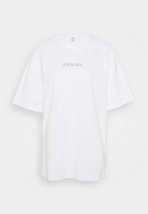 Valge puuvillane T-särk langetatud õlgadega, millel on kergelt sinine "FEMME" tekstiprint rindkerel. Klassikaline ümmargune kaelus ja mugav lõige.