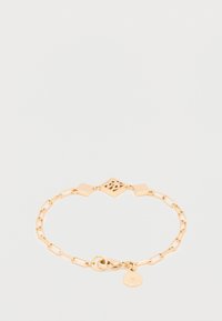 Arany lánc karkötő, téglalap alakú láncszemekkel, gyémánt alakú díszekkel és kör alakú medállal. Simább textúra kontrasztos mintákkal.