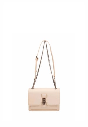 Sac bandoulière en cuir beige avec rabat, fermoir argenté, chaîne et sangle en cuir réglables.