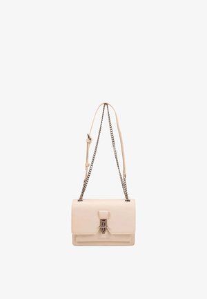 Sac bandoulière en cuir beige avec rabat, fermoir argenté, chaîne et sangle en cuir réglables.