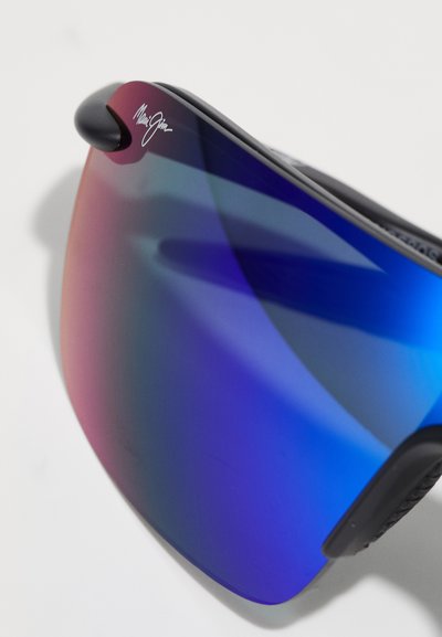 Lunettes de soleil avec une grande lentille miroir courbée violet-bleu, monture noire et côtés texturés arborant un logo sur le haut de la lentille.