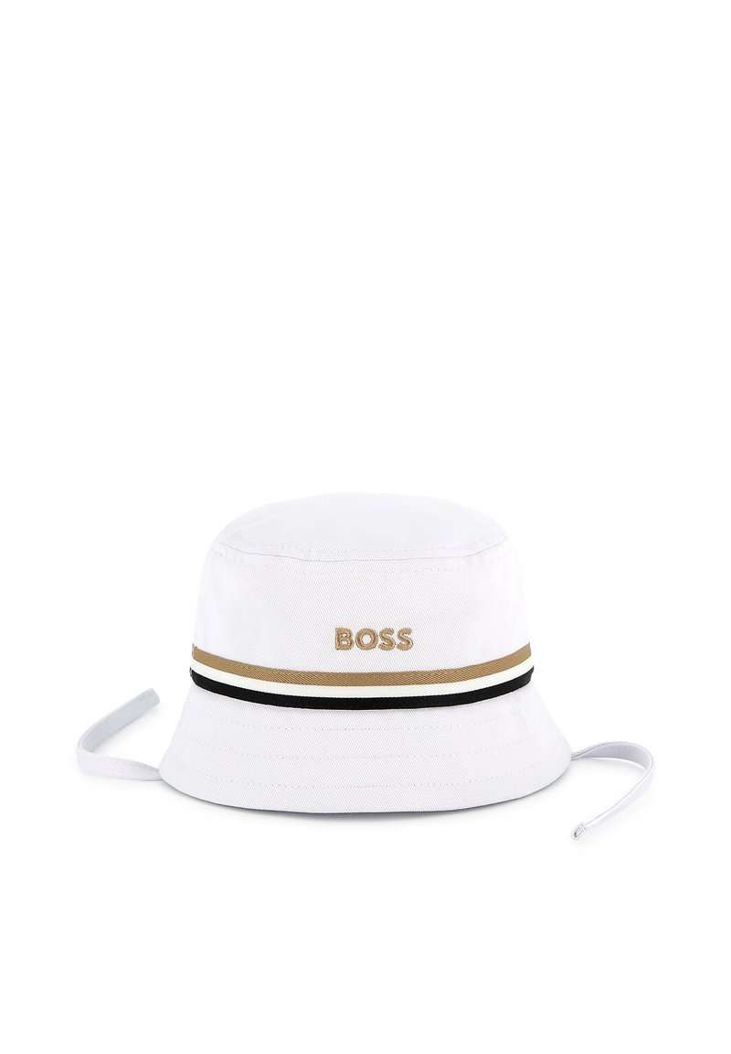 Bijela pamučna kape s oblikom kante s "BOSS" logom u zlatnoj vezilji, koja ima zlatno-crnu prugastu traku oko oboda i podesive vezice.