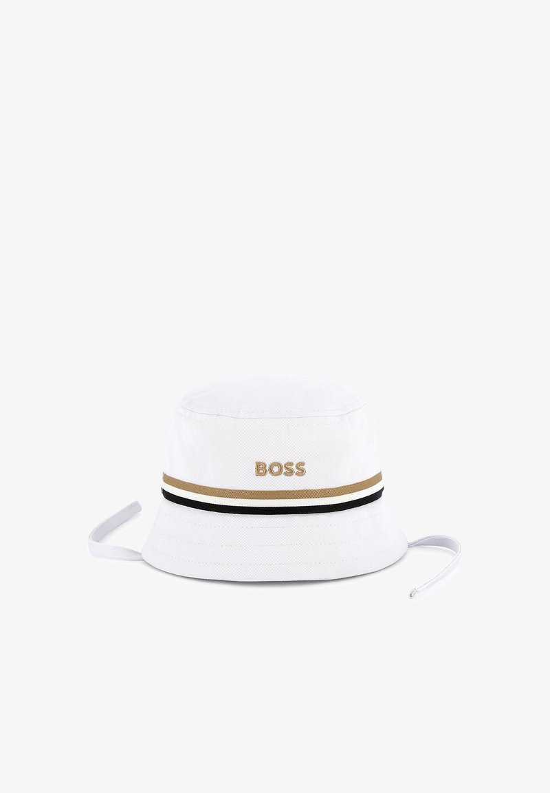 Bela bombaška klobuk s logotipom "BOSS" v zlatem vezenju, ki ima zlato in črno črto okoli roba ter nastavljive vezi.