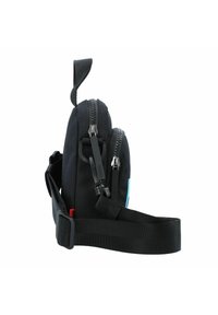 Borsa in tessuto nero con due scomparti con cerniera, tracolla staccabile e accenti rossi e blu. Forma quadrata con superficie texturizzata.