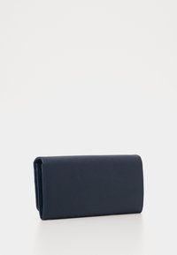 Portafoglio blu navy realizzato in materiale testurizzato, con forma rettangolare e design pieghevole, privo di hardware o dettagli visibili.