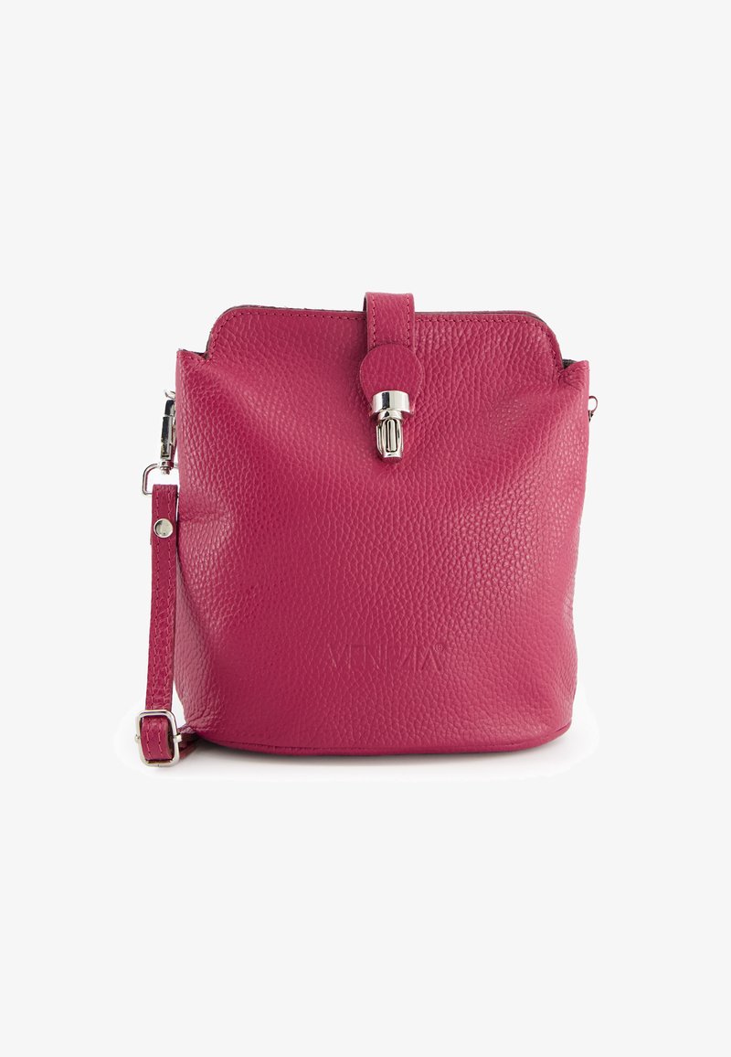 Rosa læderhåndtaske med pebble tekstur, rund form, aftagelig strop og sølv hardware detalje ved toplukningen. Har logo.