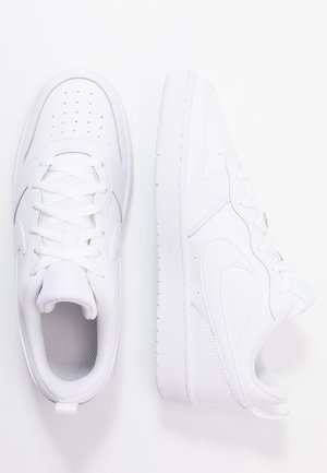 Par hvide lave sneakers, den ene viser topudsigt med snørebånd, den anden viser sideprofil med swoosh-logo på ens hvid baggrund.
