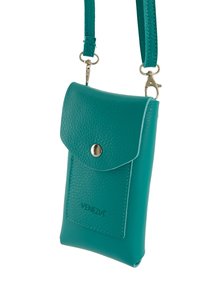 Türkise Leder-Crossbody-Handytasche mit Klappenverschluss, silbernem Druckknopf und verstellbarem Riemen. Mit geprägtem Logo auf der Vorderseite.