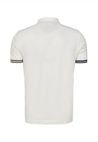 Bílé bavlněné polo tričko s klasickým límečkem, krátkými rukávy s manžetami v námořnické modři a šedé pruhy a hladkou strukturou.