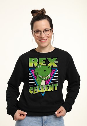 Czarna bluza z kolorową grafiką dinozaura oraz tekstem "REX-CELLENT" w wyraźnych literach, umieszczona na tle trójkątnego wzoru.