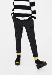 PULL&BEAR Tygbyxor - black