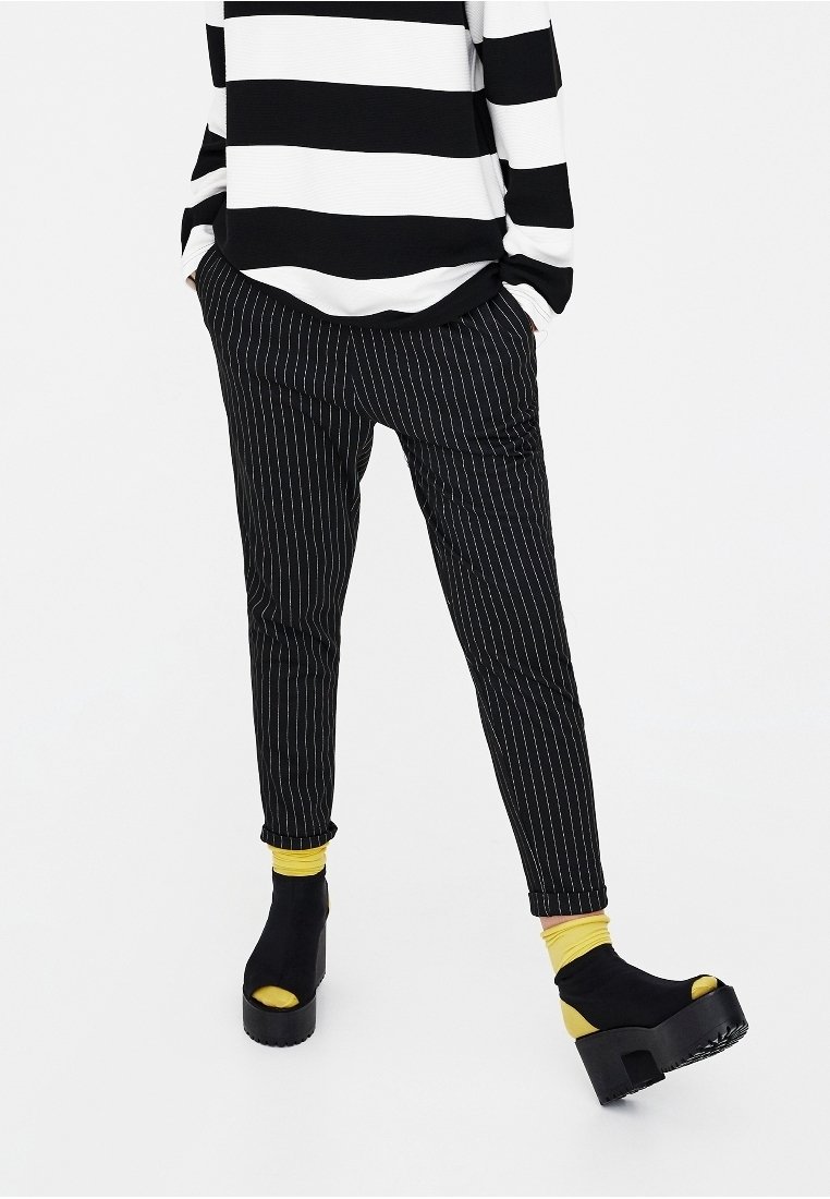 PULL&BEAR Tygbyxor - black