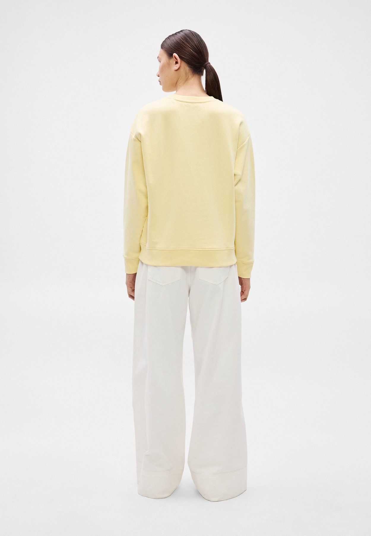 GRAPHIC C NECK