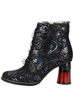 Bottine noire à lacets avec motifs floraux bleus, bordure en dentelle transparente et talon bloc épais rouge translucide.