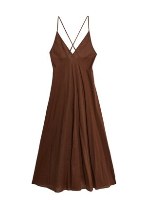 Robe midi marron avec fines bretelles spaghetti qui se croisent dans le dos ouvert, présentant un décolleté en V profond et une jupe évasée fluide en ligne A.