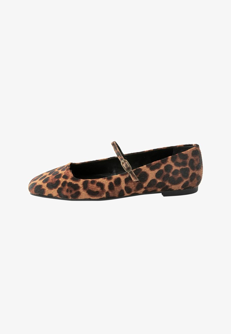 Leopardenmuster Ballerinas mit quadratischer Zehenpartie, ausgestattet mit einem kleinen Riemen und Schnallenakzent. Hergestellt aus strukturiertem Stoff mit flacher Sohle.