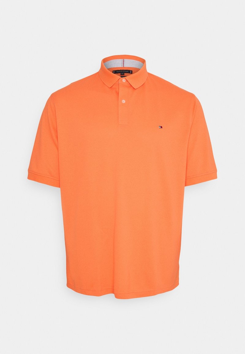 Polo à manches courtes en coton orange vif, avec un col classique, une patte à deux boutons et un logo brodé sur la poitrine.