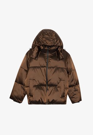 Chaqueta acolchada marrón brillante con capucha, cremallera frontal y bolsillos laterales, dispuesta plana sobre un fondo blanco.