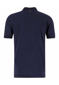 Polo de color azul marino con un cuello clásico, mangas cortas y un pequeño detalle de logo en rojo, blanco y verde en la parte posterior del cuello.
