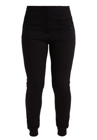 Pantalon noir fuselé avec une texture lisse, doté d'une taille haute et de plis avant subtils. Ourlet à revers aux chevilles.