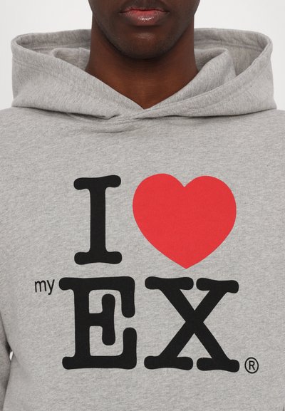 Felpa grigia con cappuccio caratterizzata da una grafica audace: "I ♥ il mio EX" in nero e rosso. Tessuto morbido con vestibilità comoda e tasca a marsupio.