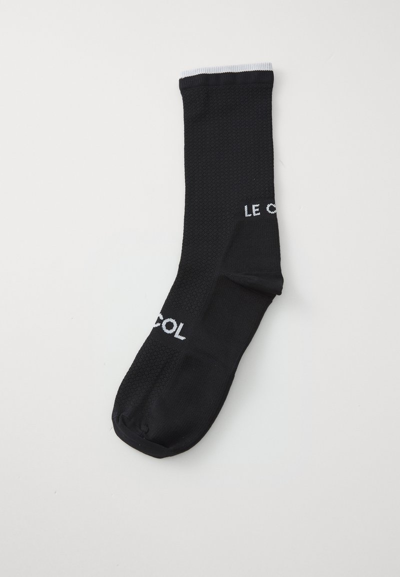 Calcetín de ciclismo negro con patrón texturizado, logo blanco "LE COL" en los lados y un puño contrastante blanco. Fabricado con material transpirable.