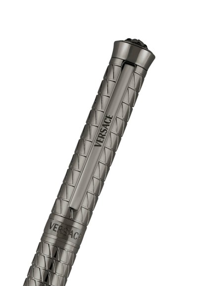 Metallic grijs gestructureerde pen met clip, gegraveerd met de merknaam "Versace" op de clip en dicht bij de basis.