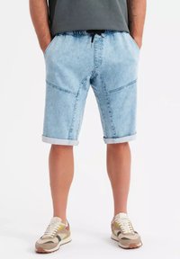 Shorts de mezclilla azul claro con dobladillos enrollados, que cuentan con una cinturilla elástica, bolsillos laterales y detalles de costura en contraste.